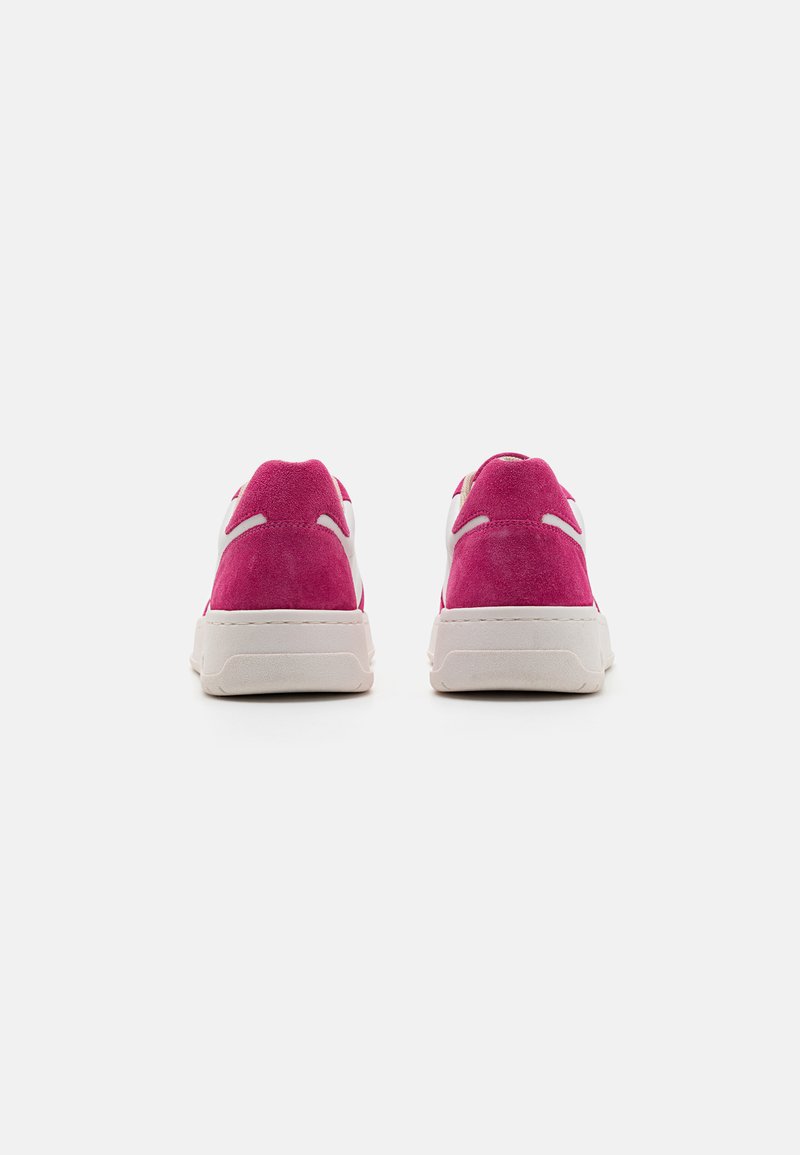 Różowe zamszowe sneakersy z białymi akcentami, o zaokrąglonym kształcie, fakturowanej powierzchni i wyściełanych podeszwach, prezentujące minimalistyczny design.
