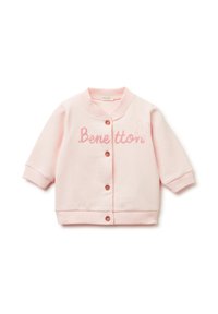 Růžová bavlněná bunda s kulatým výstřihem, patentkami a žebrovanými manžetami. Na přední straně je nápis "Benetton" a silueta králíka.