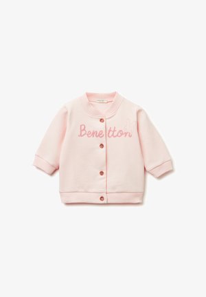 Giacca in cotone rosa con scollo rotondo, bottoni a pressione e polsini a coste. Presenta la scritta "Benetton" e un contorno di coniglio sul davanti.