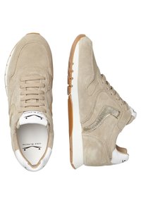 Beige Wildleder-Sneaker mit weißen und goldenen Akzenten, ausgestattet mit einer strukturierten Oberfläche, Schnürdesign und einer Gummisohle mit einer Gummiaußensohle.