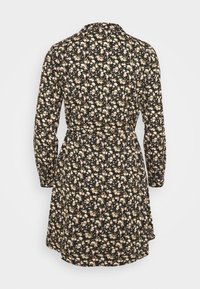 Robe noire à fleurs avec manches longues, taille ceinturée, et col. Le tissu a une texture douce avec des motifs floraux complexes en crème et rose.