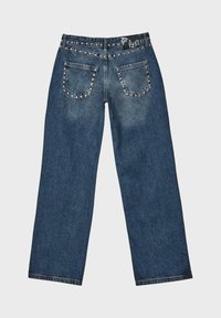 Modré džínsové nohavice s širokými nohavicami, s opaskom a zadnými vreckami ozdobenými cvočkami. Textúra je hladká, s klasickým dizajnom s piatimi vreckami.