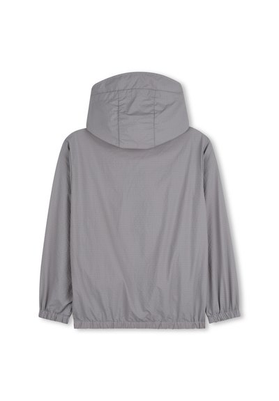 Lichtgrijze capuchonjack met lange mouwen, elastische manchetten en elastische tailleband, van achteren getoond op een witte achtergrond.