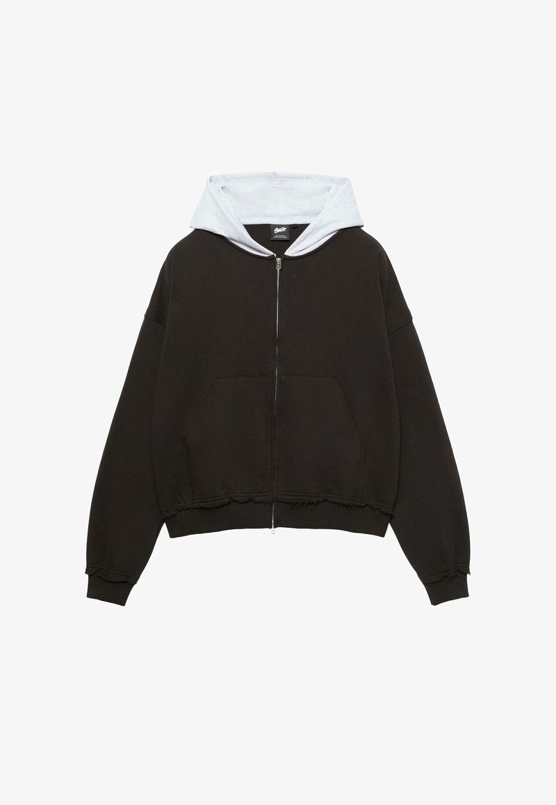 Schwarze Kapuzenjacke mit hellgrauem Innenfutter der Kapuze, vordertaschen in Form eines Kängurus, gerippte Bündchen und Saum auf einem weißen Hintergrund.