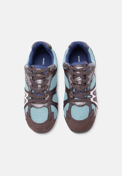 Sportsko med øvre del i mesh med turkise og brune detaljer, polstret tunge og teksturert gummisåle; detaljert søm og maljer.