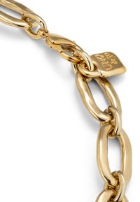 Pulsera de cadena de oro con grandes eslabones ovalados. Cuenta con un cierre de langosta y una pequeña etiqueta con el nombre de la marca grabado. Acabado suave y brillante.