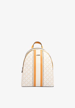 Zaino in pelle bianca con forma arcuata, hardware dorato, strisce arancioni e bianche, e motivo con logo in rilievo su tutta la superficie.