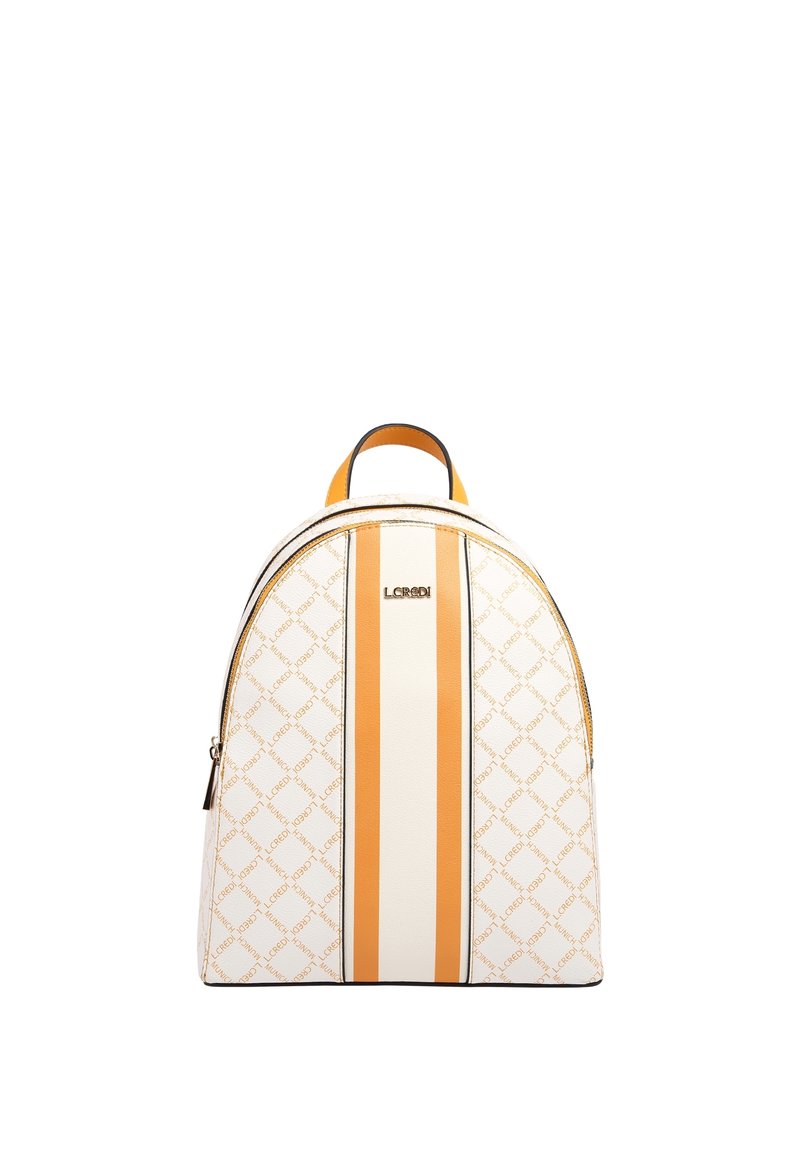 Sac à dos en cuir blanc avec une forme arquée, quincaillerie dorée, rayures orange et blanches, et motif logo en relief sur l'ensemble.