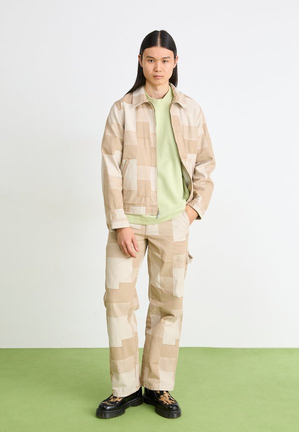 CARPENTER PANT - Relaxed fit jeans - desert sand2