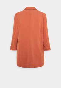Bränt orange kappa med krage, trekvartsärmar och uppvikt manschett. Slät textur och skräddarsydd passform med rak skärning.