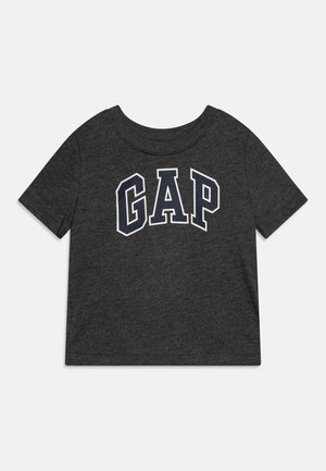 T-shirt gris charbon à manches courtes en tissu doux, avec un logo "GAP" blanc et marine sur le devant, design classique à encolure ras du cou.