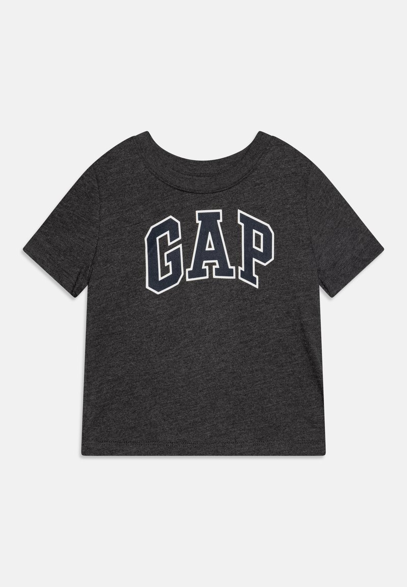 T-shirt de manga curta em cinza carvão, feito de um tecido suave, com um logótipo "GAP" em branco e azul-marinho na frente, design clássico de decote redondo.