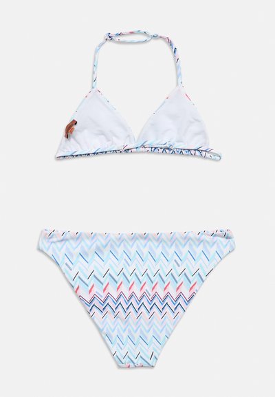 Ensemble bikini blanc avec un haut triangle et un bas à motif chevron en bleu, rose et noir sur fond blanc.
