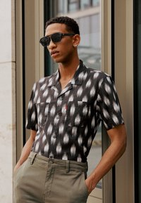 Levi's® CLASSIC CAMPER - Camisa - ocana ikat pirate black