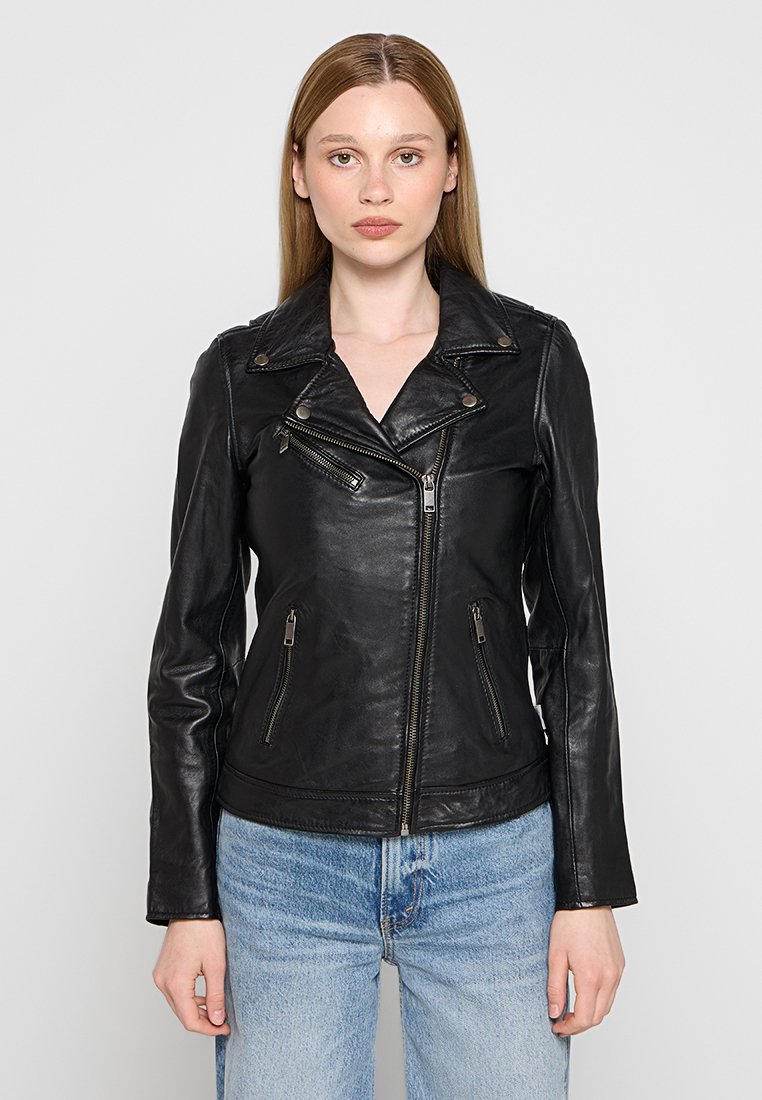 Chaqueta de motocicleta de cuero negro con cuello hendido, cierre delantero y dos bolsillos laterales. Textura suave y diseño ajustado.
