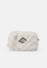 Geantă crossbody cu blană albă, suprafață texturată, cu un patch logo în formă de diamant, închidere cu fermoar și curea reglabilă.