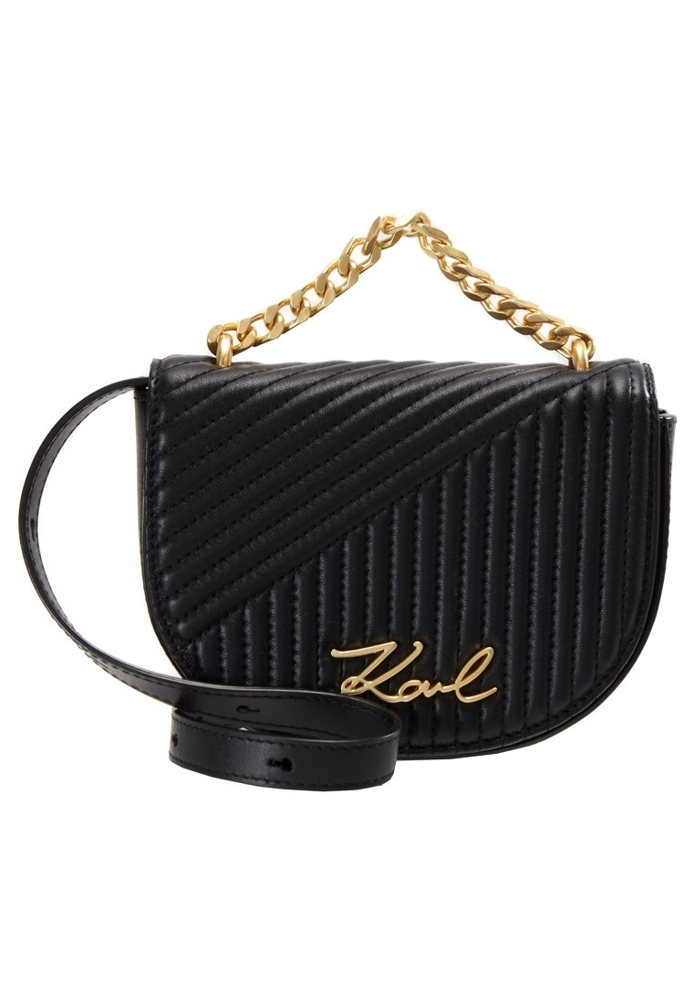 Sac à bandoulière en cuir noir matelassé avec poignée chaîne dorée et signature "Karl" en or sur le rabat avant.
