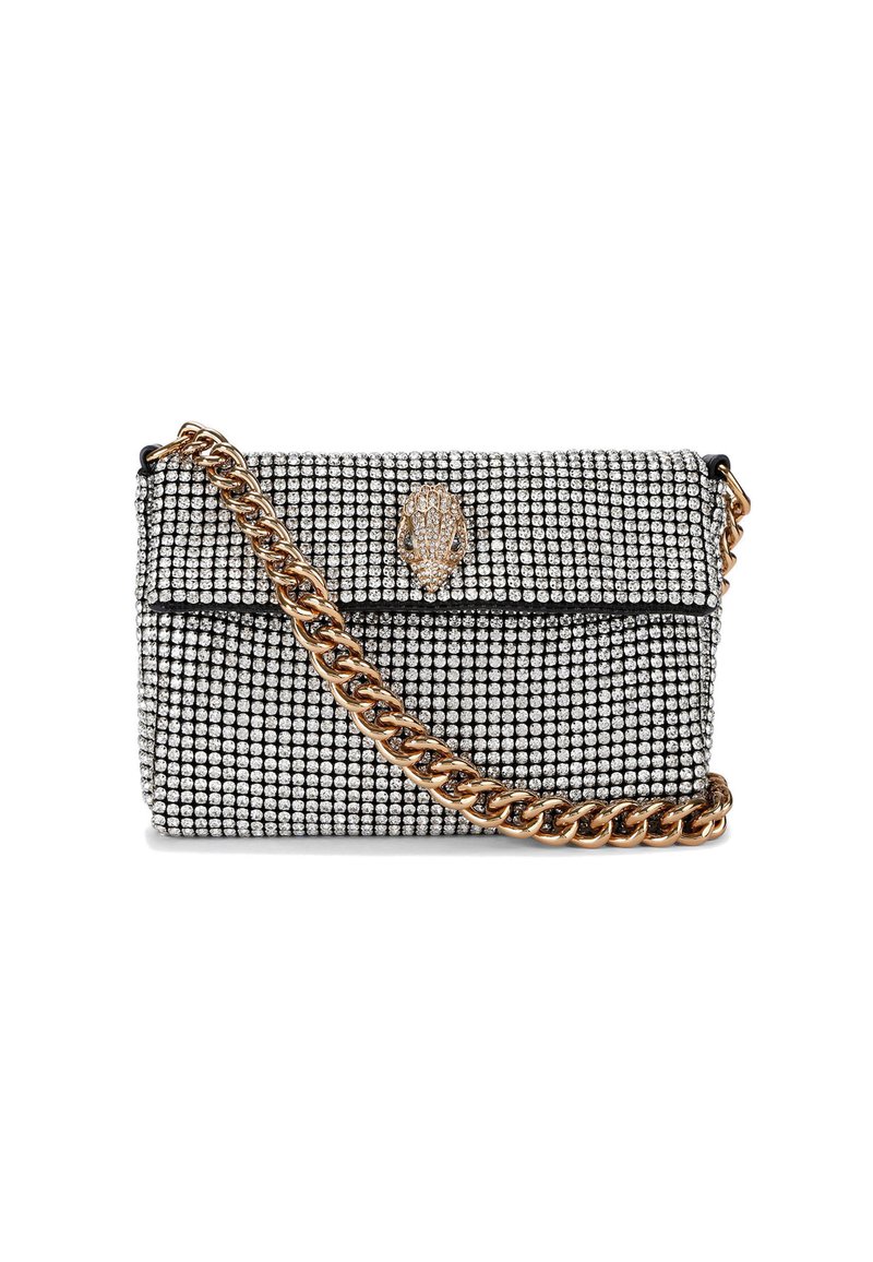 Sac à main orné de strass avec une base noire, une bandoulière en chaîne dorée et un accent décoratif de logo à main à l'avant. Forme rectangulaire.