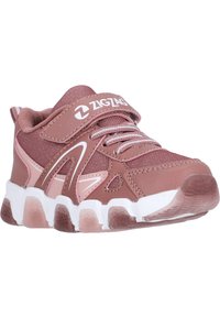 Rosa sportskor med övre av meshnät, mönstrade detaljer, vadderad krage och en vit gummisula med texturerat grepp och zigzag detaljer.