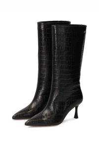 Bottes noires jusqu'aux genoux en cuir texturé avec motif crocodile. Bout pointu et talon aiguille fin avec une finition lisse sur le dessus.