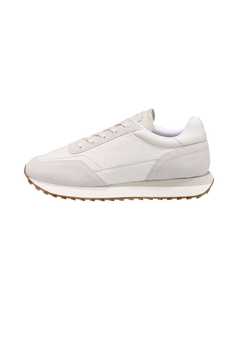 Sneaker en daim gris clair avec des accents blancs, design à lacets, bout rond, semelle texturée et marquage discret sur le talon.