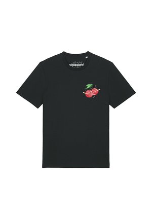 Schwarzes T-Shirt mit kurzen Ärmeln und einer kleinen Grafik von zwei roten Kirschen, eine mit grünem Blatt, und einem Ring, der die Frucht auf der Brust umkreist.
