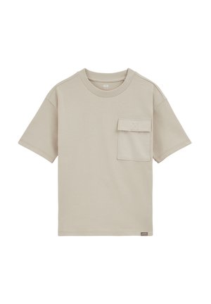 Beżowy T-shirt z krótkim rękawem, z prążkowanym okrągłym dekoltem i dużą prostokątną kieszenią z klapą na lewej piersi.