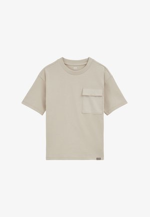 Bež kratka majica s kratkimi rokavi, rebrastim okroglim ovratnikom in velikim pravokotnim žepom s poklopcem na levi strani prsnega koša.