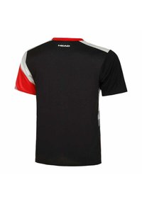 Camisa deportiva de manga corta en negro con acentos en rojo y blanco; cuenta con un cuello redondo y un logo en la parte posterior. Tela ligera y transpirable.
