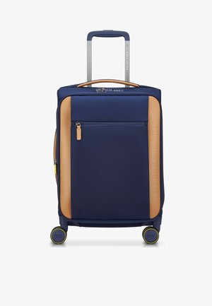 Maleta de viaje navy con acentos en beige, tela texturizada, bolsillo con doble cremallera, mango telescópico y cuatro ruedas multidireccionales.