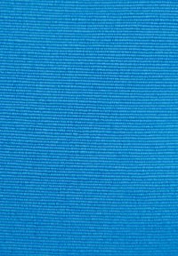 Tessuto di un blu intenso con una superficie finemente texturizzata, caratterizzato da un motivo di tessitura uniforme e una finitura liscia.