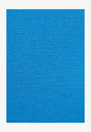 Tissu bleu vif avec une surface finement texturée, présentant un motif de tissage homogène et une finition lisse.