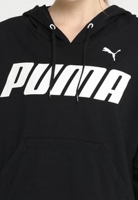 Felpa nera con cappuccio in cotone misto, caratterizzata da un grande logo bianco "PUMA", tasche laterali e cordini sul cappuccio.