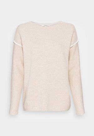 Pull en maille beige à manches longues avec un col rond et un détail de bordure blanche sur le haut des manches.