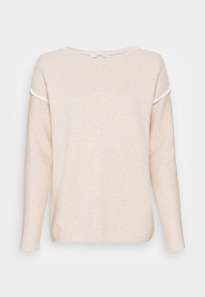 Pull en maille beige à manches longues avec un col rond et un détail de bordure blanche sur le haut des manches.