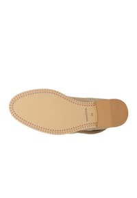 Sole di scarpa beige in gomma con una finitura liscia. Presenta un motivo a diamante lungo il bordo e un marchio che indica la taglia 38.