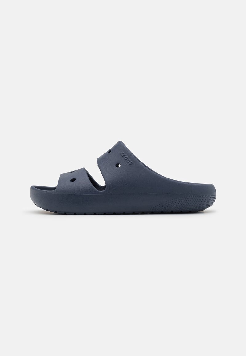 Sandale Crocs bleu marine à enfiler avec deux trous de ventilation, bout ouvert et semelle texturée sur fond blanc.