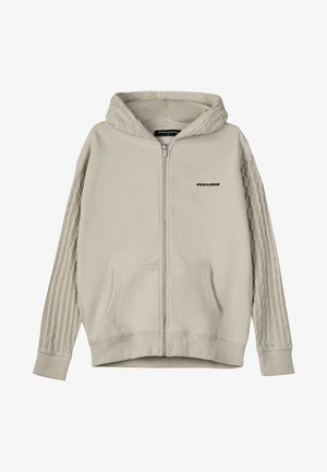 Beżowa bluza z kapturem na zamek błyskawiczny, z teksturowanym, prążkowanym wzorem na rękawach, kieszenią kangurką oraz wyhaftowanym logo na klatce piersiowej. Miękka tkanina.