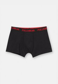 Fekete pamut boxeralsó, piros elasztikus derékpánttal, rajta a "PULL&BEAR" logóval. Egyszerű design, normál szabás, minta nélkül.
