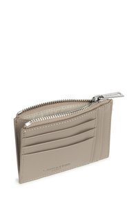 Portafoglio in pelle beige con tre slot per schede frontali e un compartimento superiore con zip e tirazip in argento.