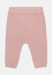 Pantalons pour bébé en tricot rose clair avec un motif en losanges texturé, dotés d'une taille côtelée et de jambes resserrées, conçus pour le confort et la mobilité.