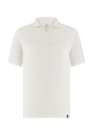 Biała koszulka polo z krótkim rękawem, rozpiętym kołnierzykiem i małą czarną metką na dole, prezentowana na białym tle.