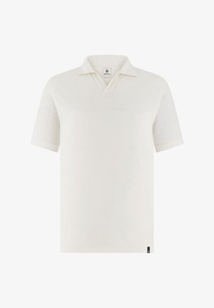 Biała koszulka polo z krótkim rękawem, rozpiętym kołnierzykiem i małą czarną metką na dole, prezentowana na białym tle.