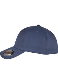 Căciulă bleumarin cu un front structurat, margine curbată și eticheta Flexfit. Fabricată dintr-un material neted, cu detalii de cusătură și șase orificii de ventilație.