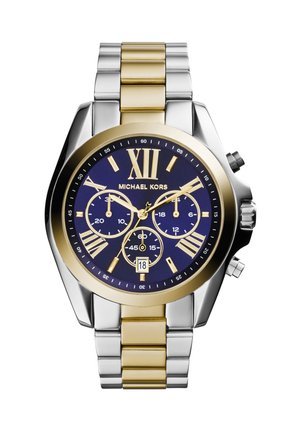 Tweekleurig goud- en zilverkleurig Michael Kors horloge met blauwe wijzerplaat, Romeinse cijfers, drie subdials, datumsvenster en chronograafknoppen.