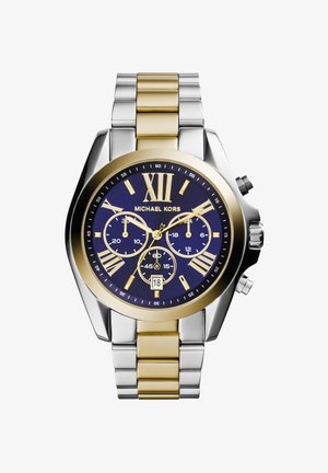 Tweekleurig goud- en zilverkleurig Michael Kors horloge met blauwe wijzerplaat, Romeinse cijfers, drie subdials, datumsvenster en chronograafknoppen.