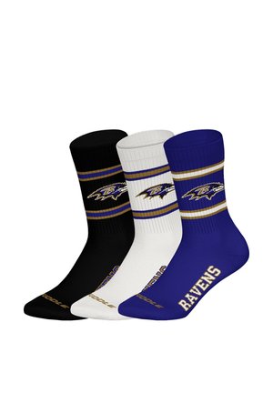 Tres pares de calcetines deportivos: negros con franjas doradas y moradas, blancos con franjas doradas y moradas, y azules con texto blanco "RAVENS".