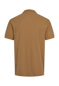 Polo marron uni à manches courtes vu de dos avec un col côtelé et des détails de couture simples.