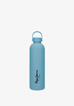 Botella de agua reutilizable azul claro con asa en la tapa y el logo "Pepe Jeans London" impreso verticalmente en el frente.