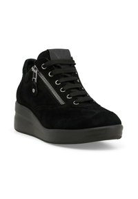 Sneaker nera in suede con punta rotonda, chiusura con lacci, accentuazione con zip laterale e suola platform. Presenta una parte superiore testurizzata e accenti lisci.